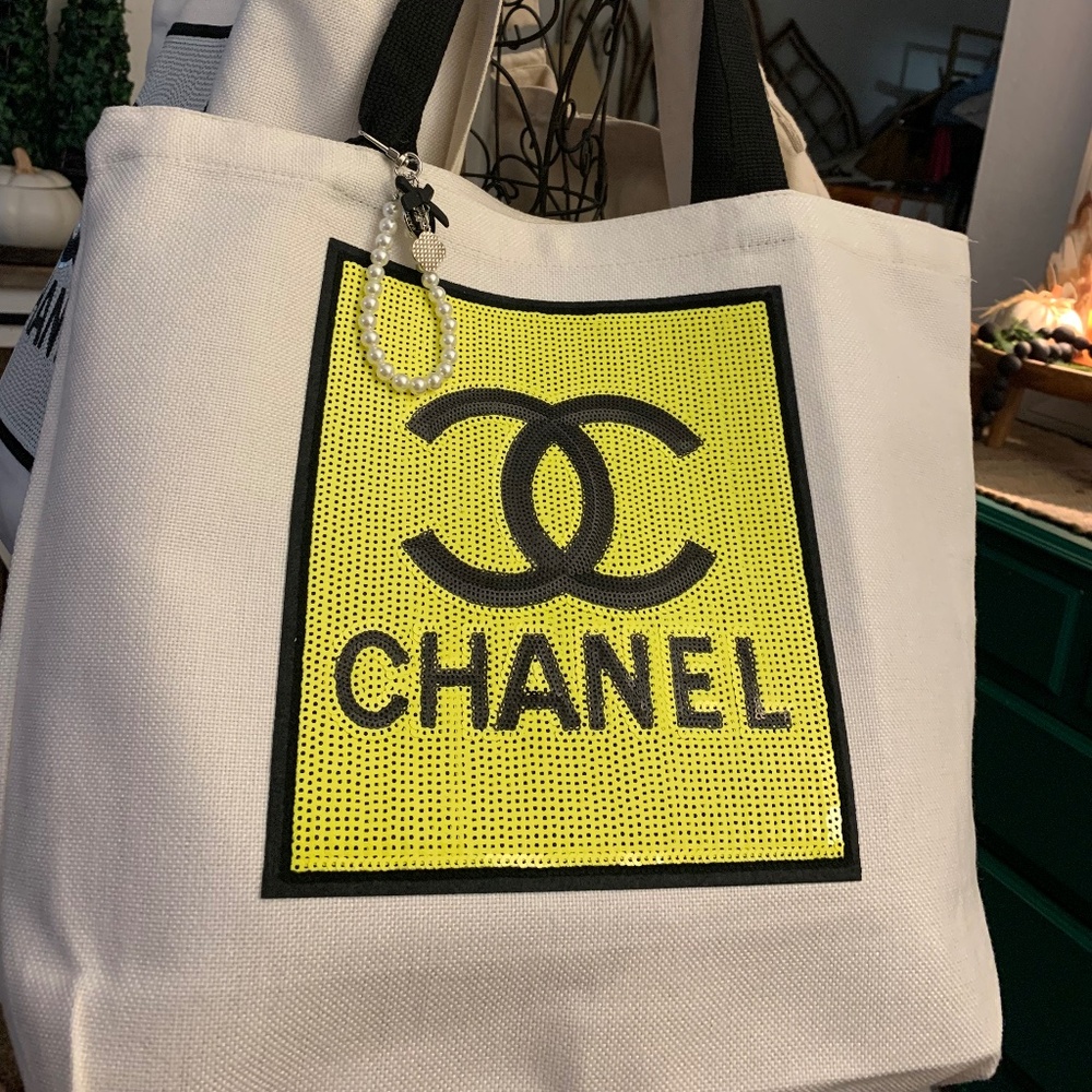 CHANEL White Canvas Shoulder Bag with Yellow Logo Patch